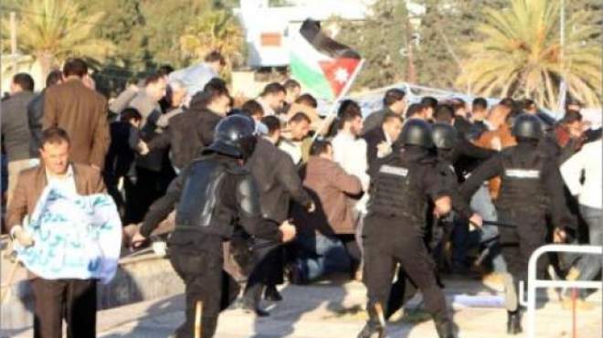  الشرطة الاردنية تفرق متظاهرين يحتجون على مقتل مشبوه برصاص الأمن