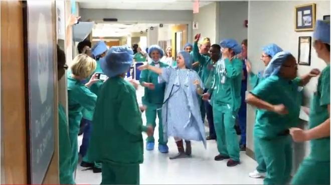 بالفيديو| مصابة بالسرطان ترقص قبل دخول العمليات لإزالة ثدييها