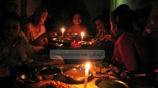 الإفطار والسحور على ضوء الشموع في قرى المنيا بسبب انقطاع الكهرباء