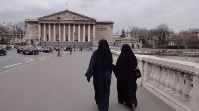  دراسة بريطانية: حياة النساء المسلمات في أوروبا تحت التهديد 