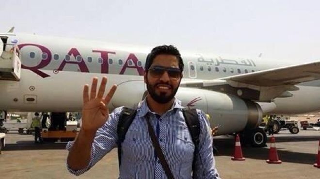 بالصور| نشطاء يتداولون صورة عبد الرحمن عز بعد هروبه إلى قطر وهو يشير برابعة