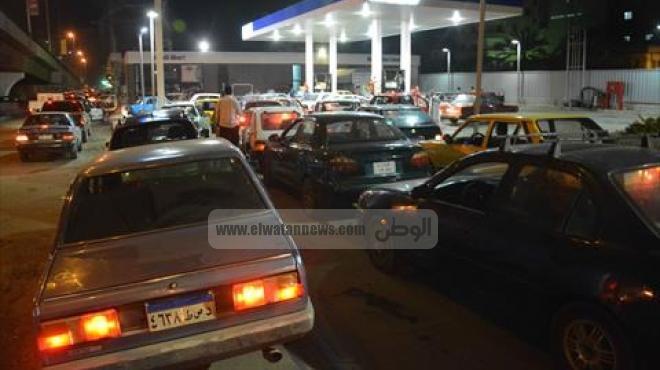 شهود عيان: أصحاب محطات البنزين في الهرم يرفضون تزويد السيارات بالوقود