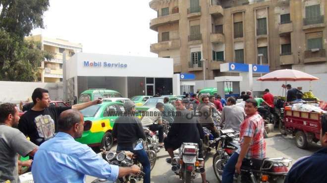  سائقو السيارات يقطعون الطريق احتجاجا على رفع أسعار الوقود بالقليوبية 