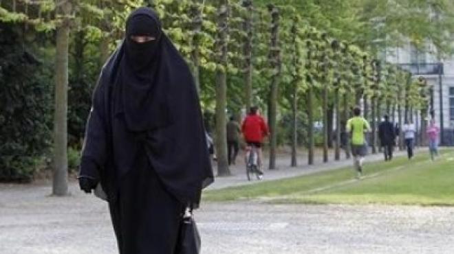 كاتبة بريطانية: فتاة من كل 20 تولد في إنجلترا ستنشأ بعائلة مسلمة