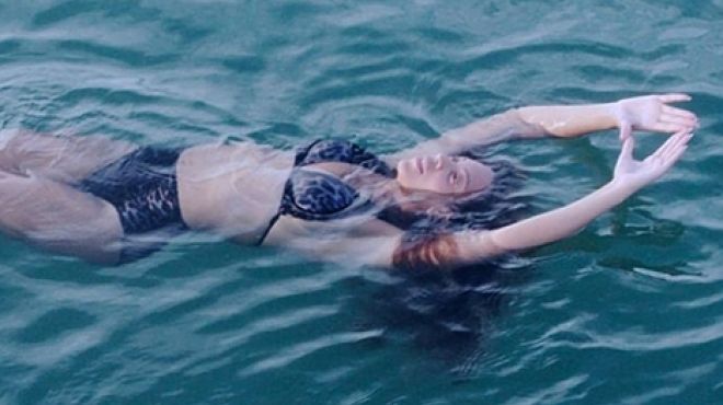 بيونسيه تنشر صورها بمايوه بكيني وهي تسبح في البحر 