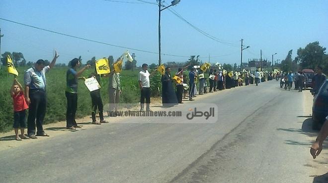  سلسلة بشرية لإخوان الغربية تدعو للتظاهر في ذكرى فض اعتصام رابعة