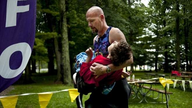أب يحمل ابنته المعاقة فى سباق جرى: «هى قلبى وأنا قدماها» 