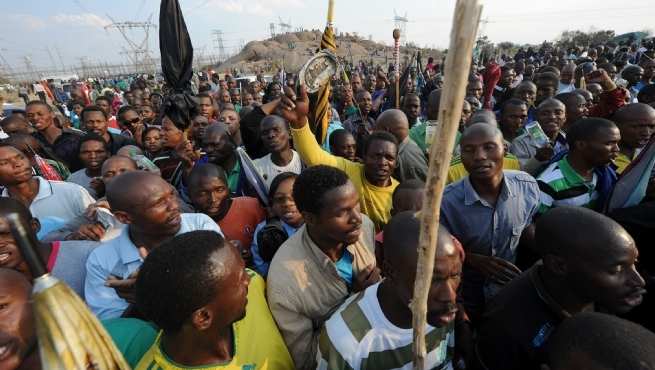  عمال مناجم البلاتين في جنوب إفريقيا يضربون للمطالبة بمضاعفة الأجور