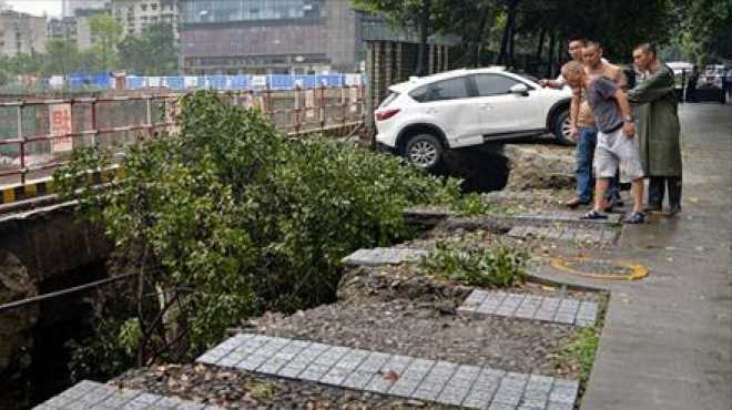 بالصور| انهيار أرضي يبتلع 5 سيارات في الصين