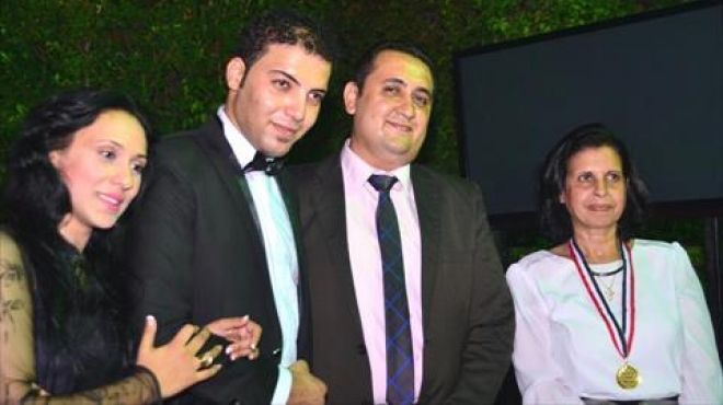  مراد موافي يهنئ صحفيان أعلنا خطوبتهما أثناء حفل تكريمه 