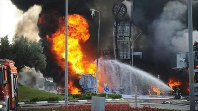 بالصور| صاروخ فلسطيني يشعل محطة وقود إسرائيلية
