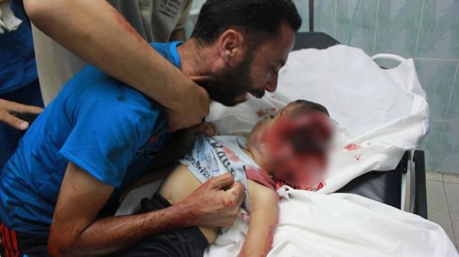 بالفيديو| استشهاد طفل فلسطيني.. ووالده ممسكا أشلائه: 