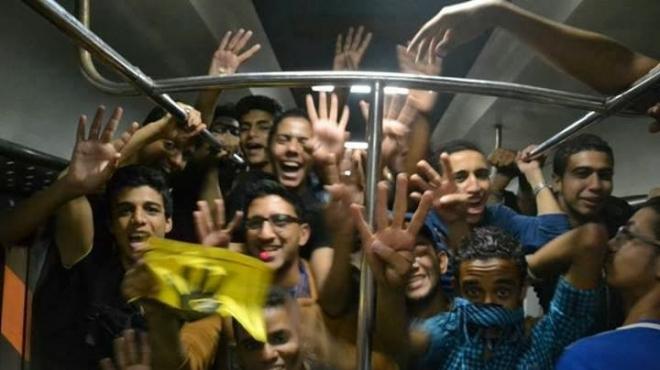  عناصر من الإخوان يتظاهرون داخل عربة قطار بالشرقية 