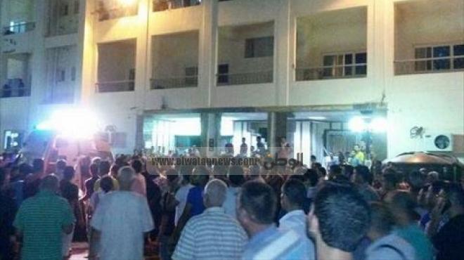 أهالي العريش يتجمهرون أمام المستشفى العام بعد الانفجار واستشهاد 8 أشخاص
