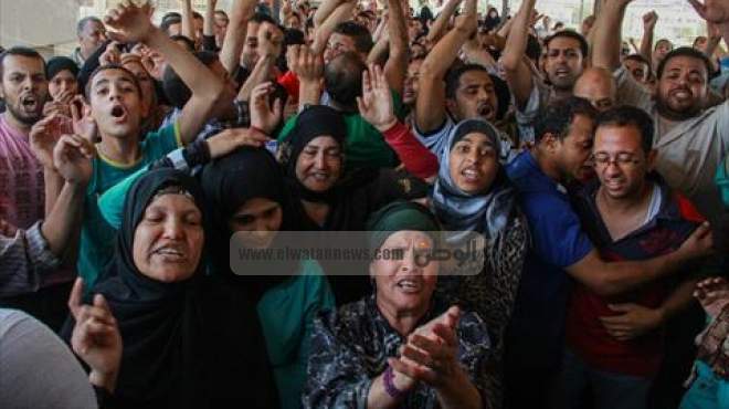 فرحة بين عمال شركة النحاس بالإسكندرية بعد تنفيذ مطالبهم 
