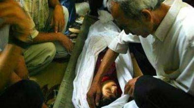 ضابط إسرائيلي يفرغ رشاشه في جسد طفلة فلسطينية