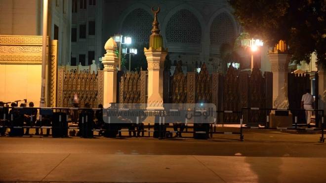 متظاهرون يعتدون على قوات الأمن أمام قصر الاتحادية