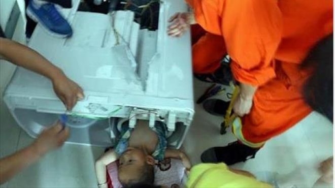  بالصور| فريق إنقاذ يحاول انتشال طفل صيني من داخل 