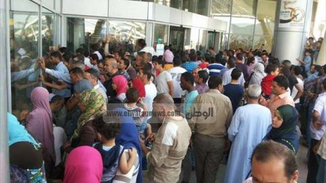 بالصور| زحام في مطار القاهرة بسبب إغلاق بعض بوابات الوصول