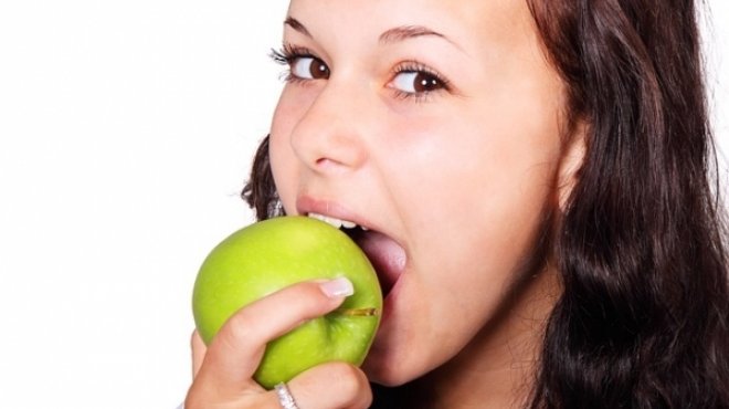دراسة: التفاح يجعل المرأة تمارس الجنس بشكل أفضل