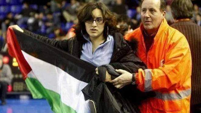 نشطاء يتداولون صورة لحفيدة جيفارا أثناء اقتحامها ملعب برازيلي لرفع علم فلسطين