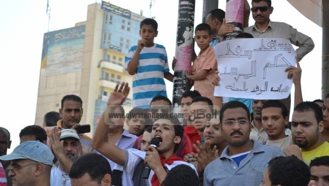  مئات المتظاهرين بالسويس يتوافدون على ميدان الشهداء للمطالبة بإسقاط الإعلان الدستوري