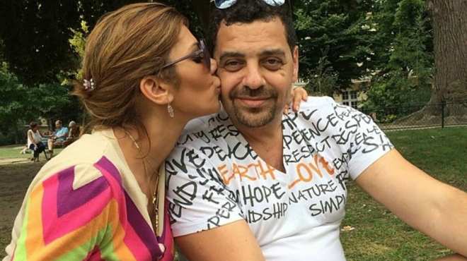 بالصور| أصالة تعايد جمهورها من باريس بقبلة علي خد زوجها 
