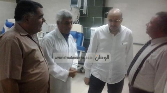 وزير الصحة يناظر حالة مصاب فى حادث سيارة أثناء زيارته لمستشفى الحمام في مطروح  