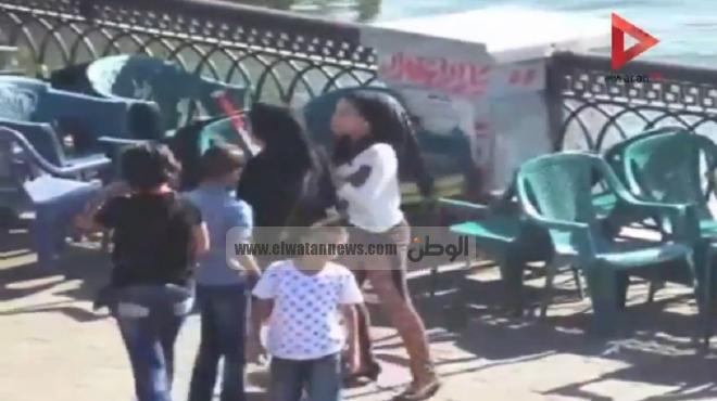 بالفيديو| طفل يلقي صاحبه على فتاة بالكورنيش.. والبنت تدافع عن نفسها بـ