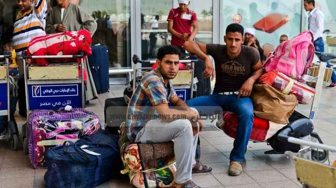الفوج الثانى من العائدين فى مطار القاهرة: عشنا «رحلة موت» تحت وابل الرصاص للوصول إلى تونس