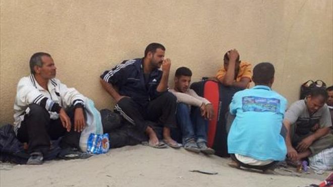 حرس الحدود التونسى يطلق النار على مئات المصريين الهاربين من ليبيا