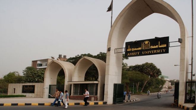 المنطقة الجنوبية العسكرية تهدي 100 زي متكامل لطلاب جامعة أسيوط 