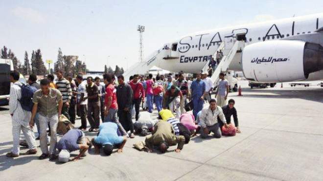 وصول رحلة جديدة من العالقين في ليبيا إلى مطار القاهرة