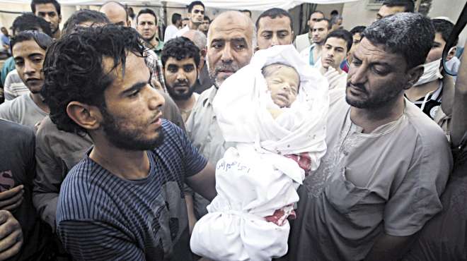 استشهاد طفلة وامرأة وإصابة 15 آخرين في غارة إسرائيلية على منزل في غزة