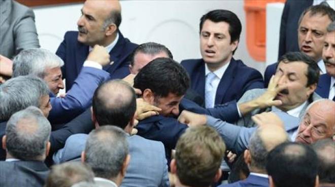 بالفيديو والصور| اشتباكات بالأيدي بين نائب معارض وآخر بالحزب الحاكم في البرلمان التركي