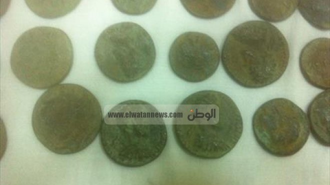 ضبط كمية من العملات الأثرية النادرة بحوزة راكب بميناء سفاجا 