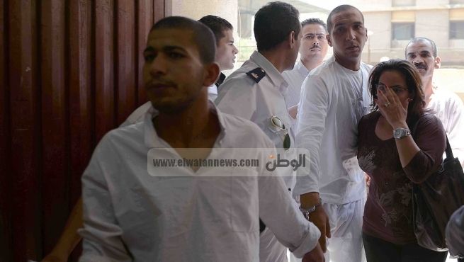 وصول المتهمين بإهانة الرئيس إلى محكمة مصر الجديدة
