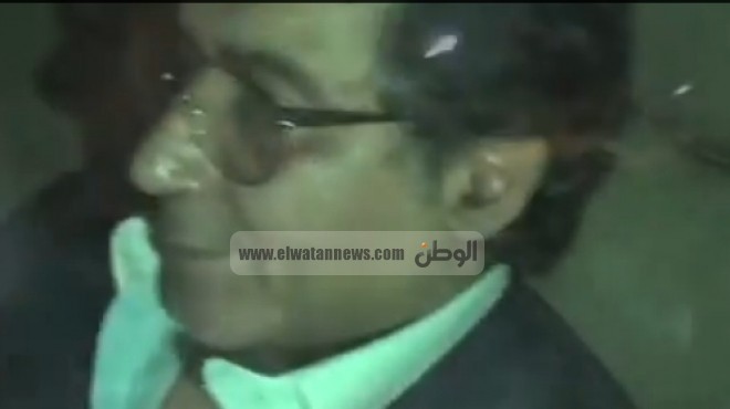 بالفيديو| لحظة خروج أحمد عز من قسم الدقي