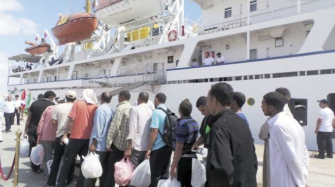 «الوطن» على أول سفينة مصرية لنقل العالقين: حكايات الذل والفقر