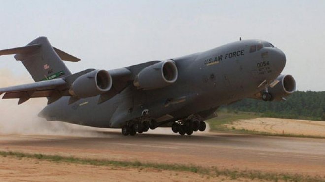 طائرات أميركية تلقي مواد غذائية للاجئين في محافظة الأنبار العراقية