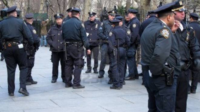 رئيس شرطة نيويورك يندد بسلوك رجال الشرطة خلال جنازة زميل لهم