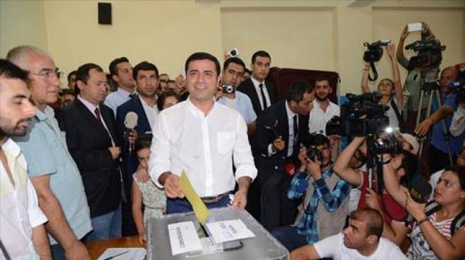 بالصور| المرشح الكردي المنافس لأردوغان يدلي بصوته في الانتخابات التركية