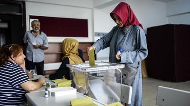 بالصور| إقبال الأتراك على لجان التصويت في أول انتخابات اقتراع مباشر