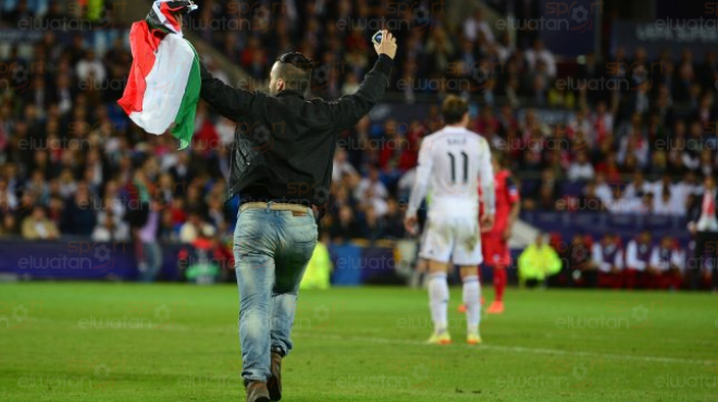 مشجع يقتحم مباراة السوبر الأوروبي بعلم فلسطين