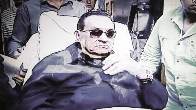 للمرة الأولى.. مبارك يتخلى عن «النظارة السوداء» ويدافع عن نفسه