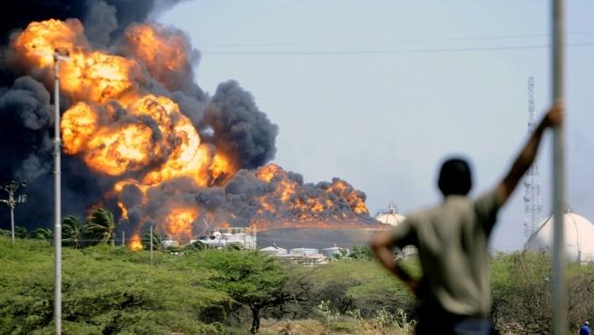 الحوثيون يجددون قصف مصفاة النفط في ميناء عدن
