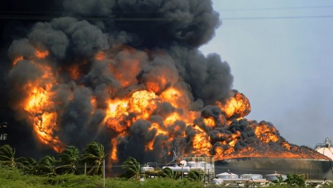 الميليشيات الحوثية تقصف ميناء عدن وتحرق مصفاة النفط بالمدينة