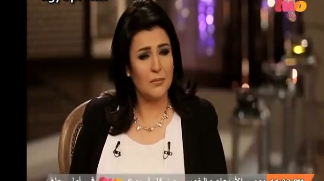منى الشاذلي تبكي على الهواء أثناء حديثها عن شهداء مذبحة الشيخ زويد