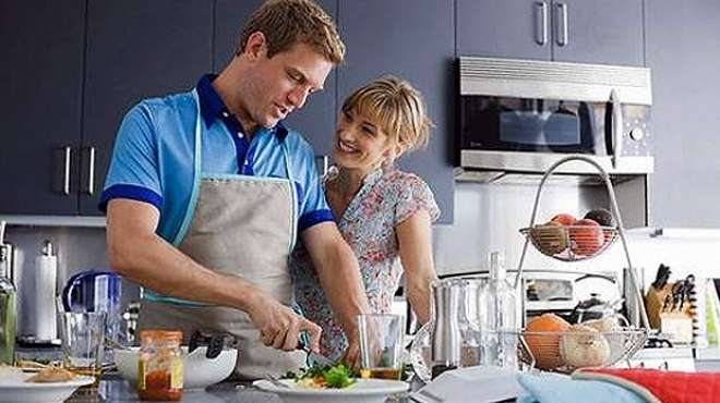 دراسة: لكي تنعم بحياتك الجنسية.. ساعد زوجتك في الأعمال المنزلية