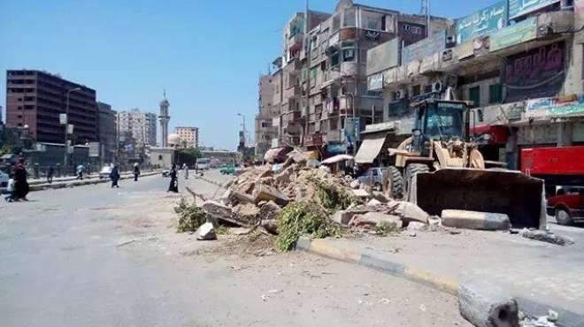 إزالة الجزيرة الخرسانية لتوسعة شارع أحمد عرابي بكفر الدوار